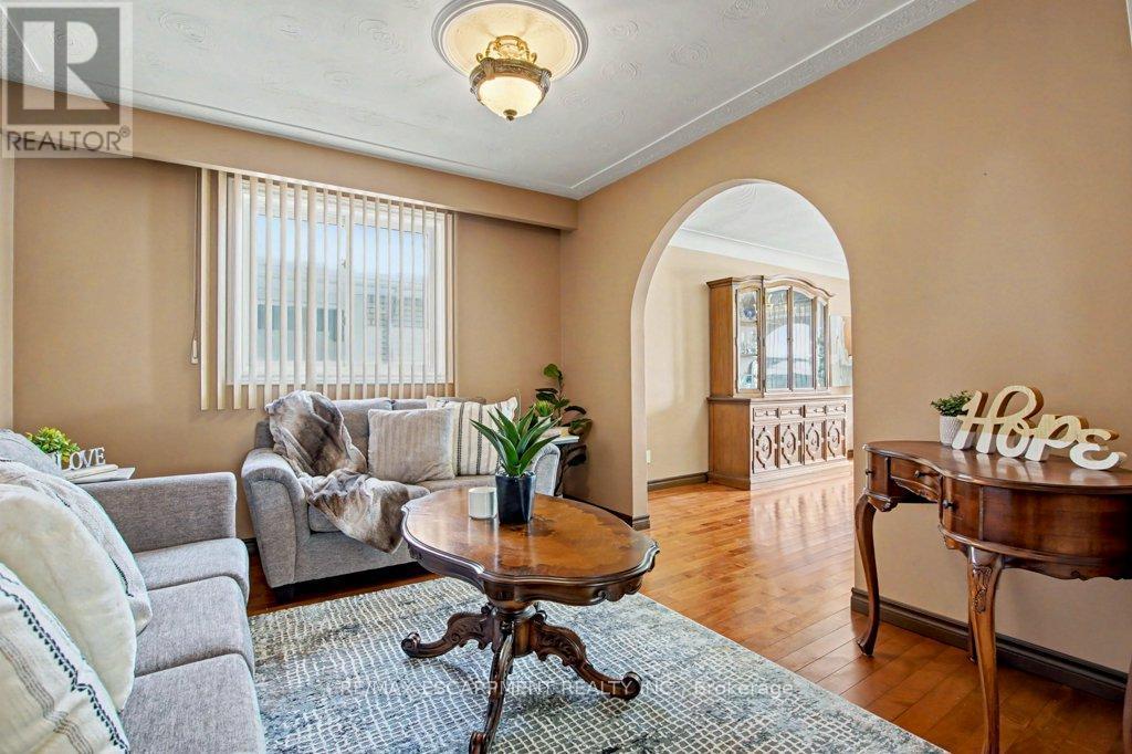 18 Ridley Drive, Hamilton, ON - Indoor Photo Showing Living Room