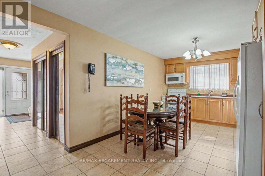 18 Ridley Drive, Hamilton, ON - Indoor Photo Showing Dining Room