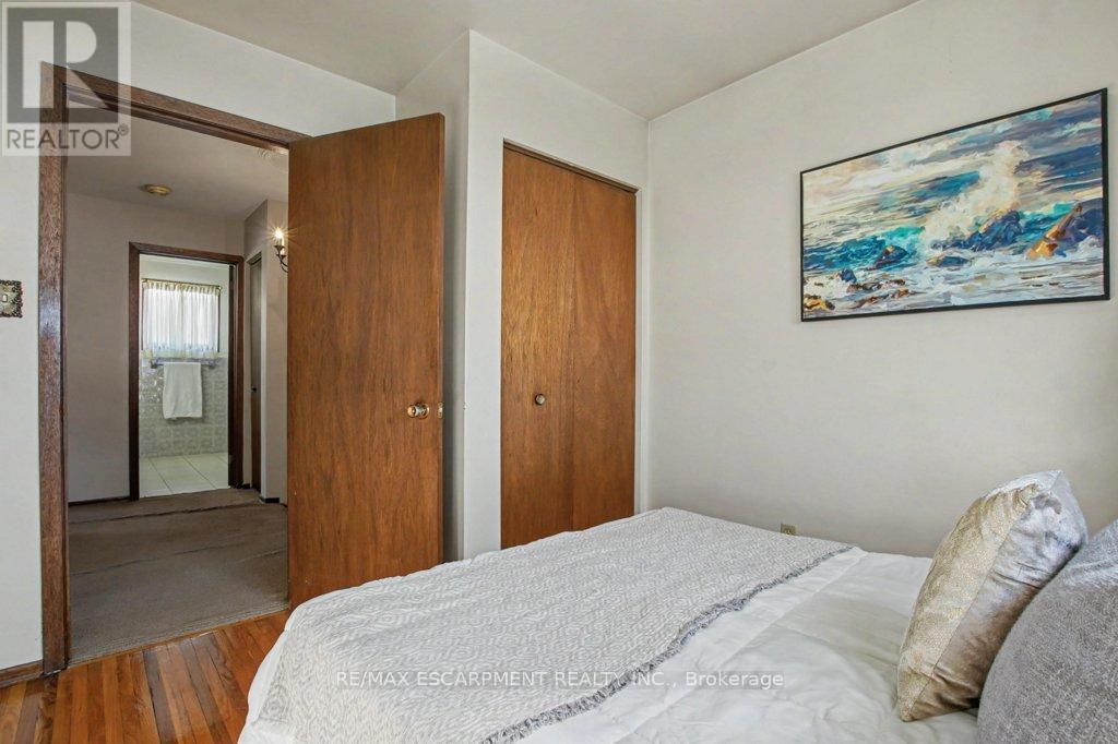 18 Ridley Drive, Hamilton, ON - Indoor Photo Showing Bedroom