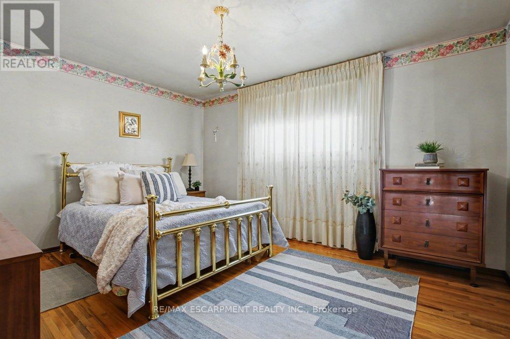 18 Ridley Drive, Hamilton, ON - Indoor Photo Showing Bedroom