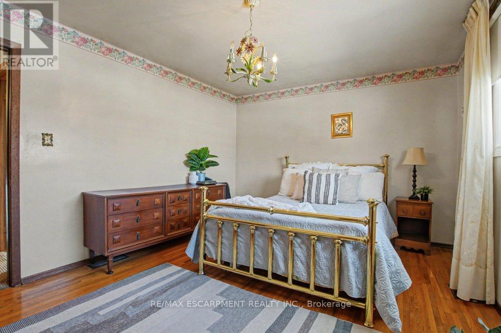 18 Ridley Drive, Hamilton, ON - Indoor Photo Showing Bedroom