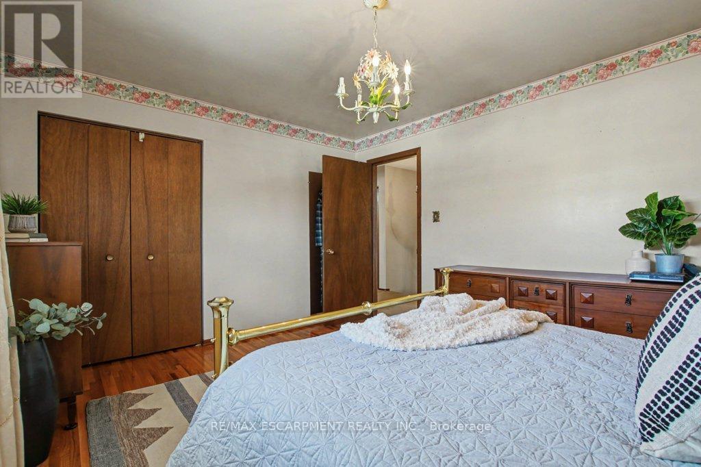 18 Ridley Drive, Hamilton, ON - Indoor Photo Showing Bedroom