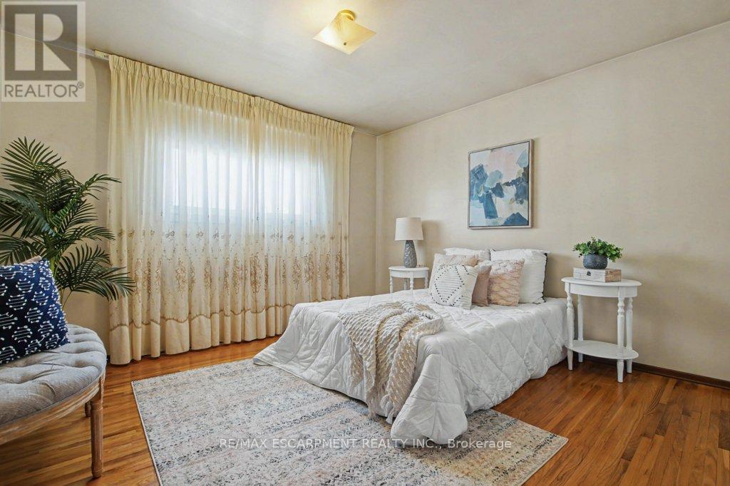 18 Ridley Drive, Hamilton, ON - Indoor Photo Showing Bedroom