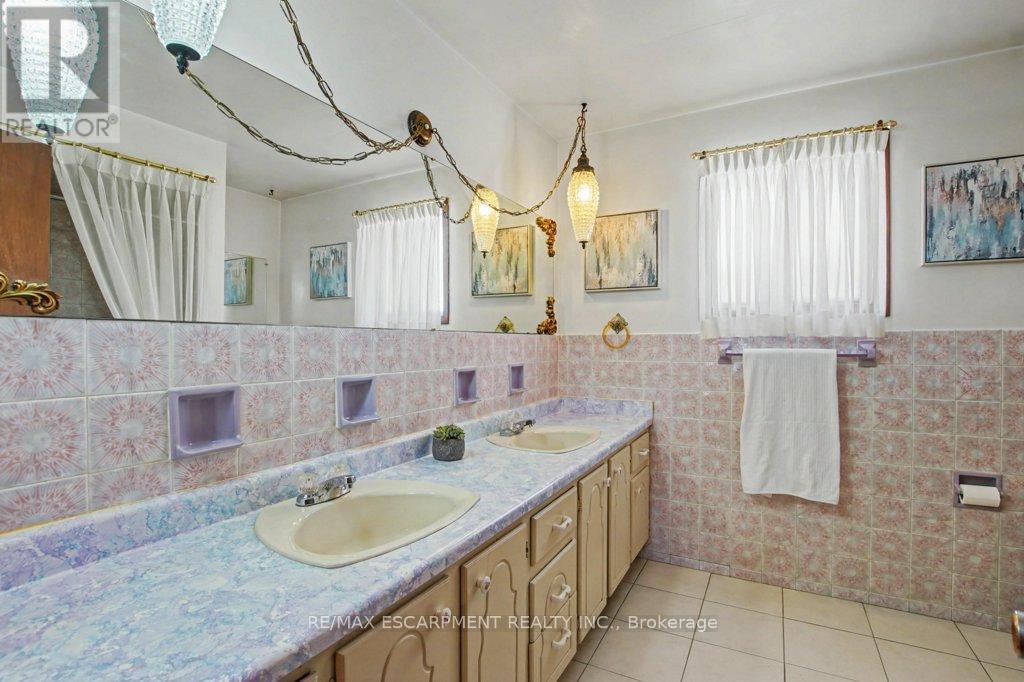 18 Ridley Drive, Hamilton, ON - Indoor Photo Showing Bathroom