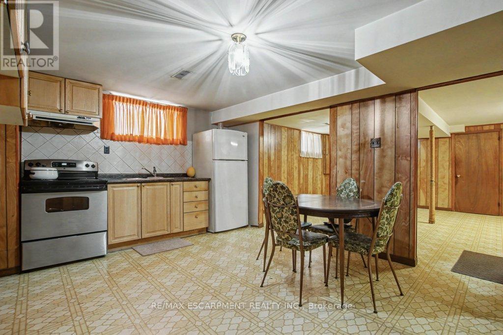 18 Ridley Drive, Hamilton, ON - Indoor Photo Showing Kitchen