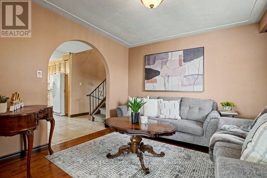 18 Ridley Drive, Hamilton, ON - Indoor Photo Showing Living Room