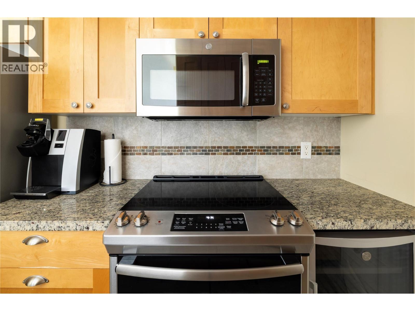 Recently updated appliances. - 4205 Gellatly Road Unit# 416, West Kelowna, BC - Indoor Photo Showing Kitchen