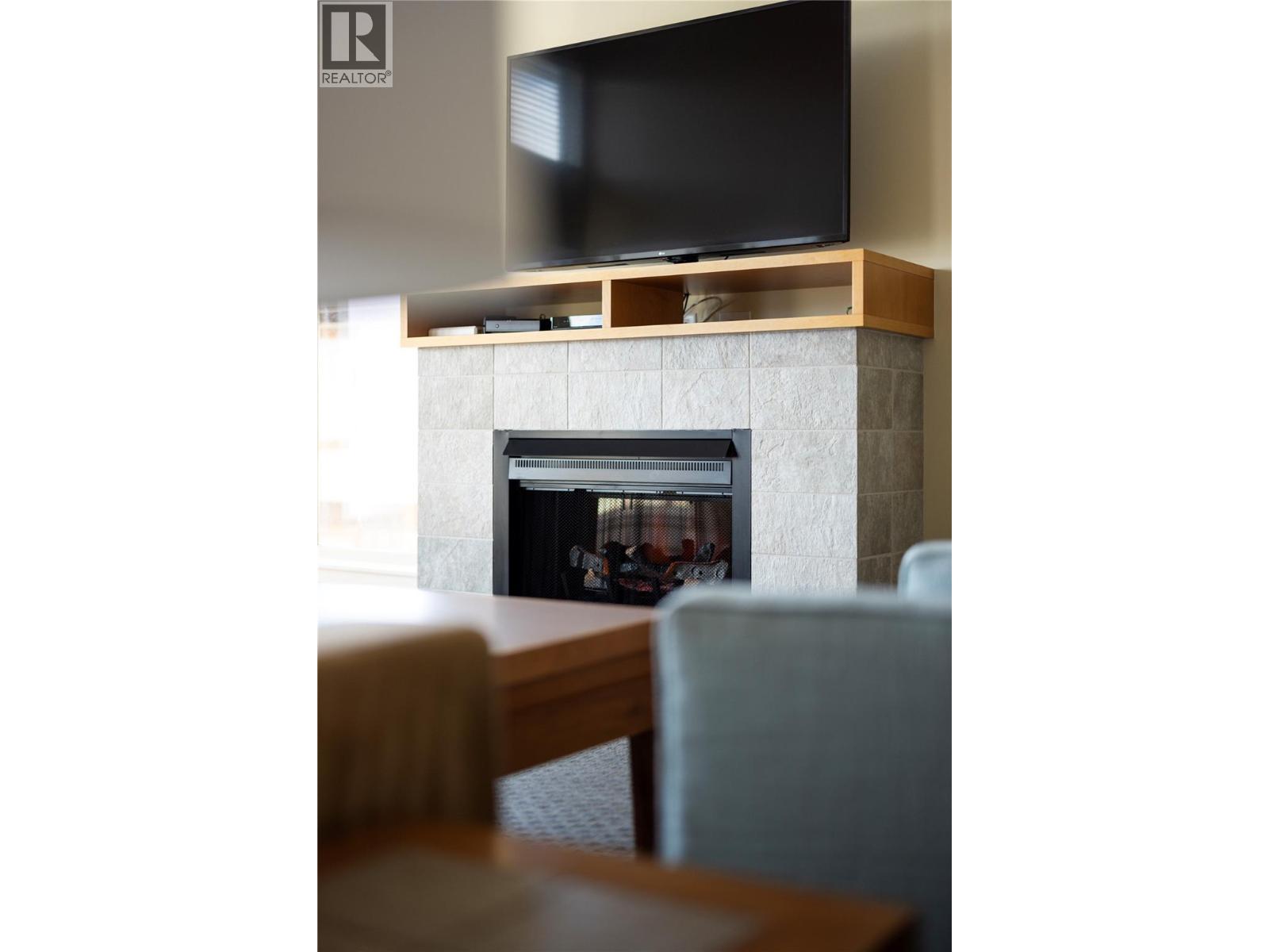 Electric Fireplace. - 4205 Gellatly Road Unit# 416, West Kelowna, BC - Indoor Photo Showing Living Room With Fireplace