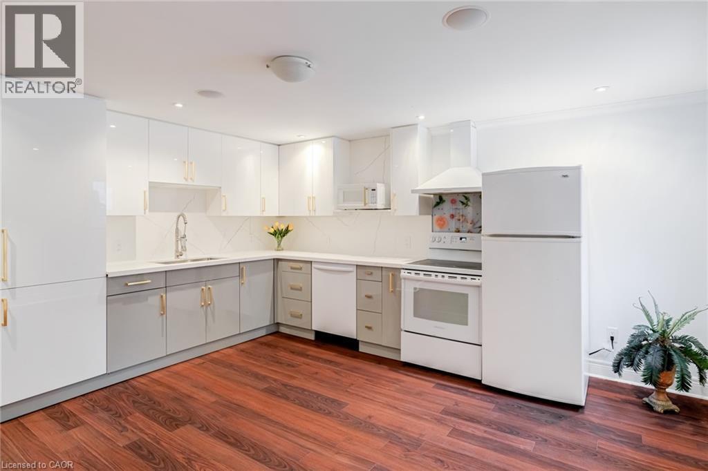 17 Mcnutt Street, Brampton, ON - Indoor Photo Showing Kitchen