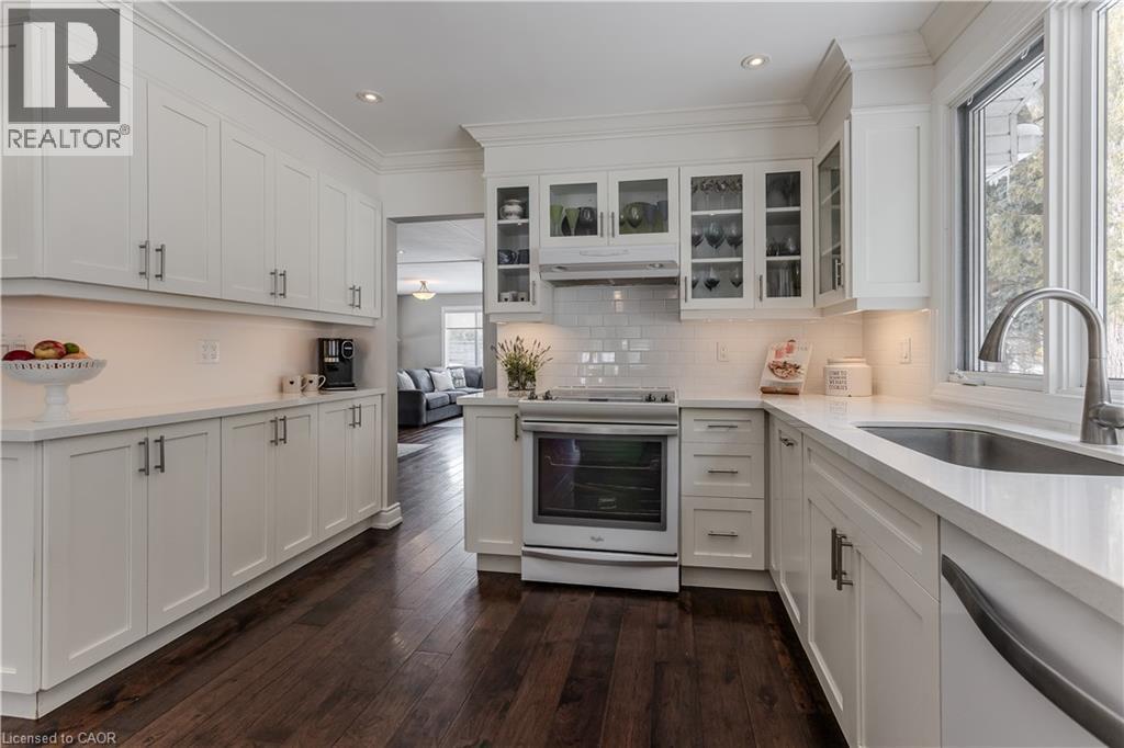15 Ireson Road, Burlington, ON - Indoor Photo Showing Kitchen With Upgraded Kitchen