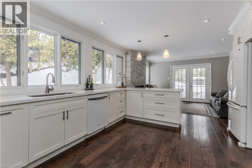 15 Ireson Road, Burlington, ON - Indoor Photo Showing Kitchen With Upgraded Kitchen