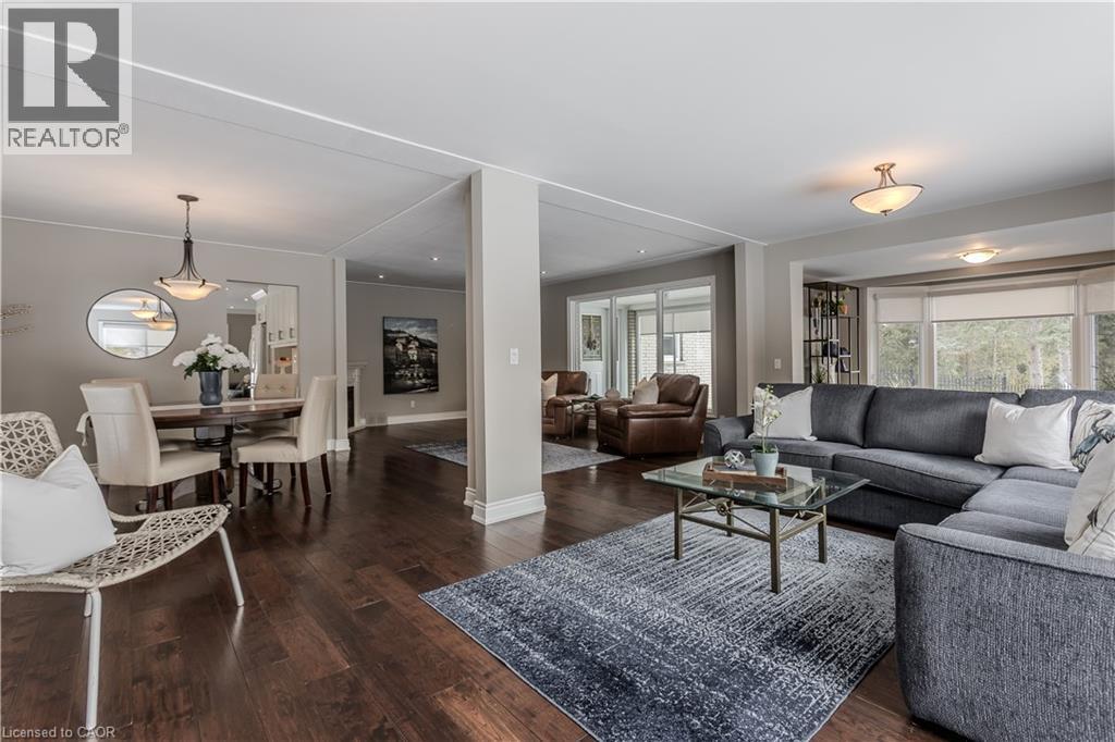 15 Ireson Road, Burlington, ON - Indoor Photo Showing Living Room