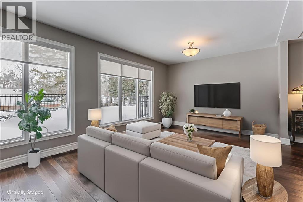 15 Ireson Road, Burlington, ON - Indoor Photo Showing Living Room