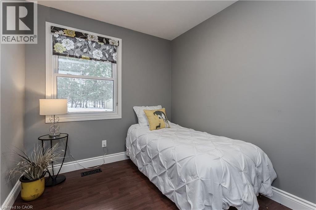 15 Ireson Road, Burlington, ON - Indoor Photo Showing Bedroom