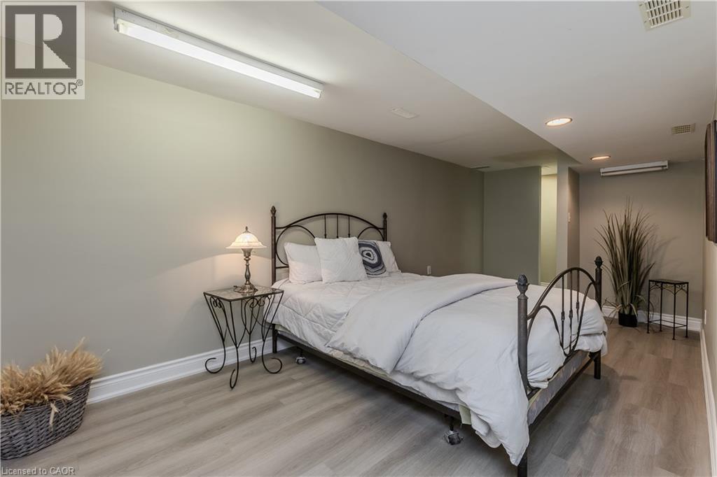 15 Ireson Road, Burlington, ON - Indoor Photo Showing Bedroom