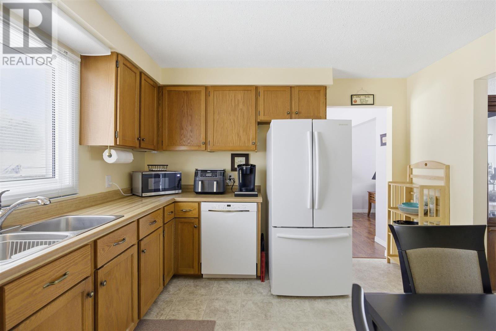 22 Taskar Dr, Sault Ste. Marie, ON - Indoor Photo Showing Kitchen With Double Sink