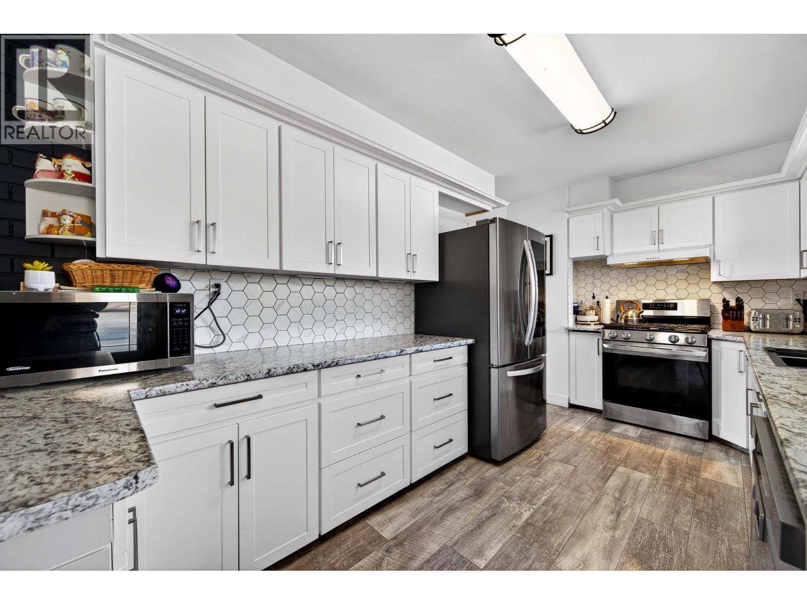 1886 Valleyview Drive, Kamloops, BC - Indoor Photo Showing Kitchen