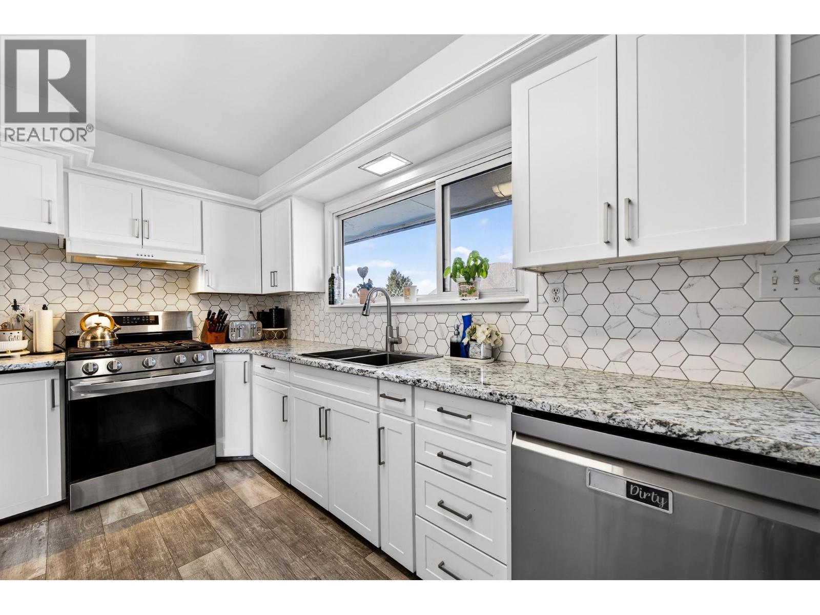 1886 Valleyview Drive, Kamloops, BC - Indoor Photo Showing Kitchen With Upgraded Kitchen
