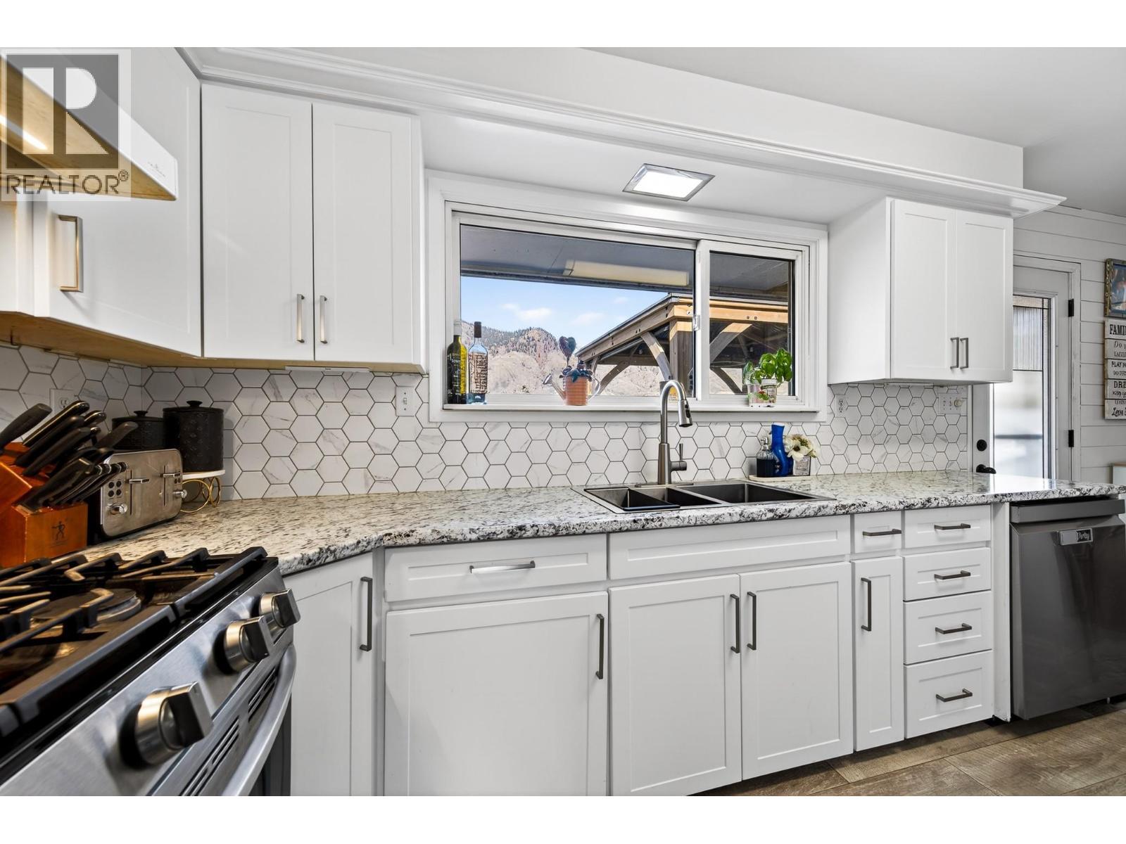 1886 Valleyview Drive, Kamloops, BC - Indoor Photo Showing Kitchen With Double Sink With Upgraded Kitchen