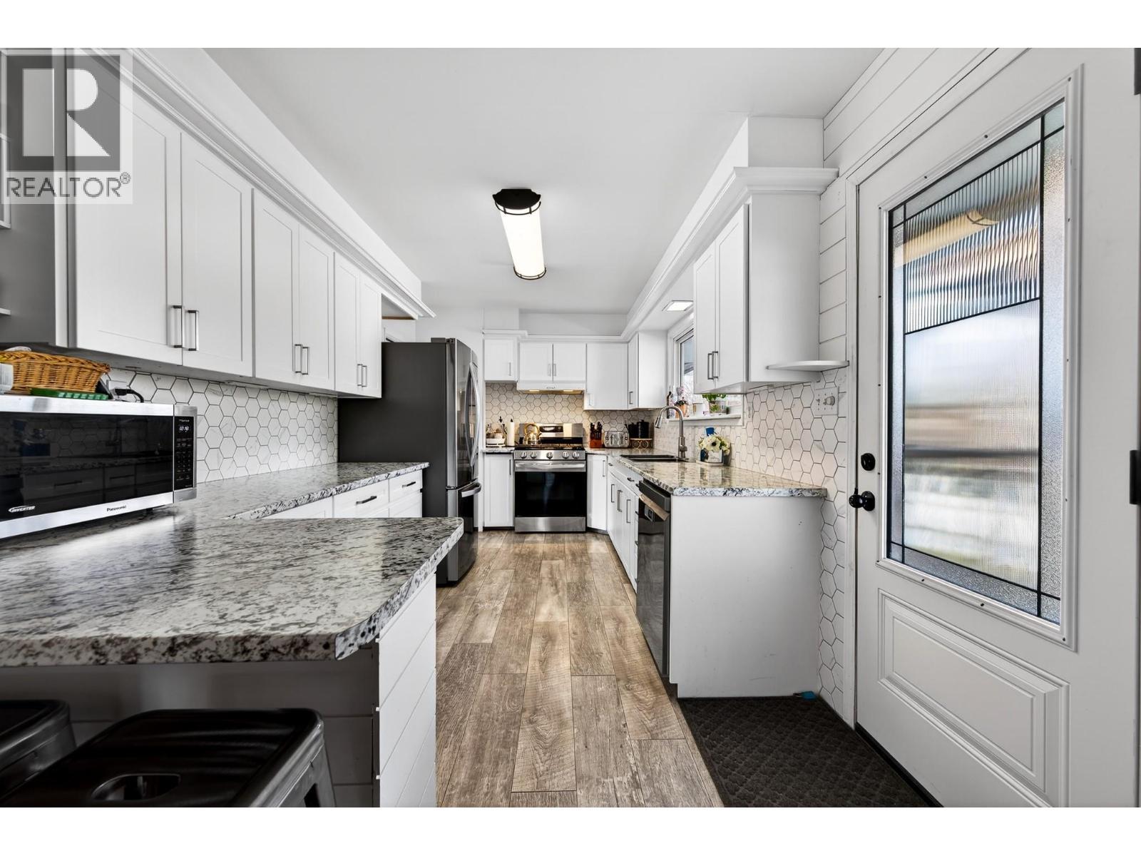 1886 Valleyview Drive, Kamloops, BC - Indoor Photo Showing Kitchen With Upgraded Kitchen