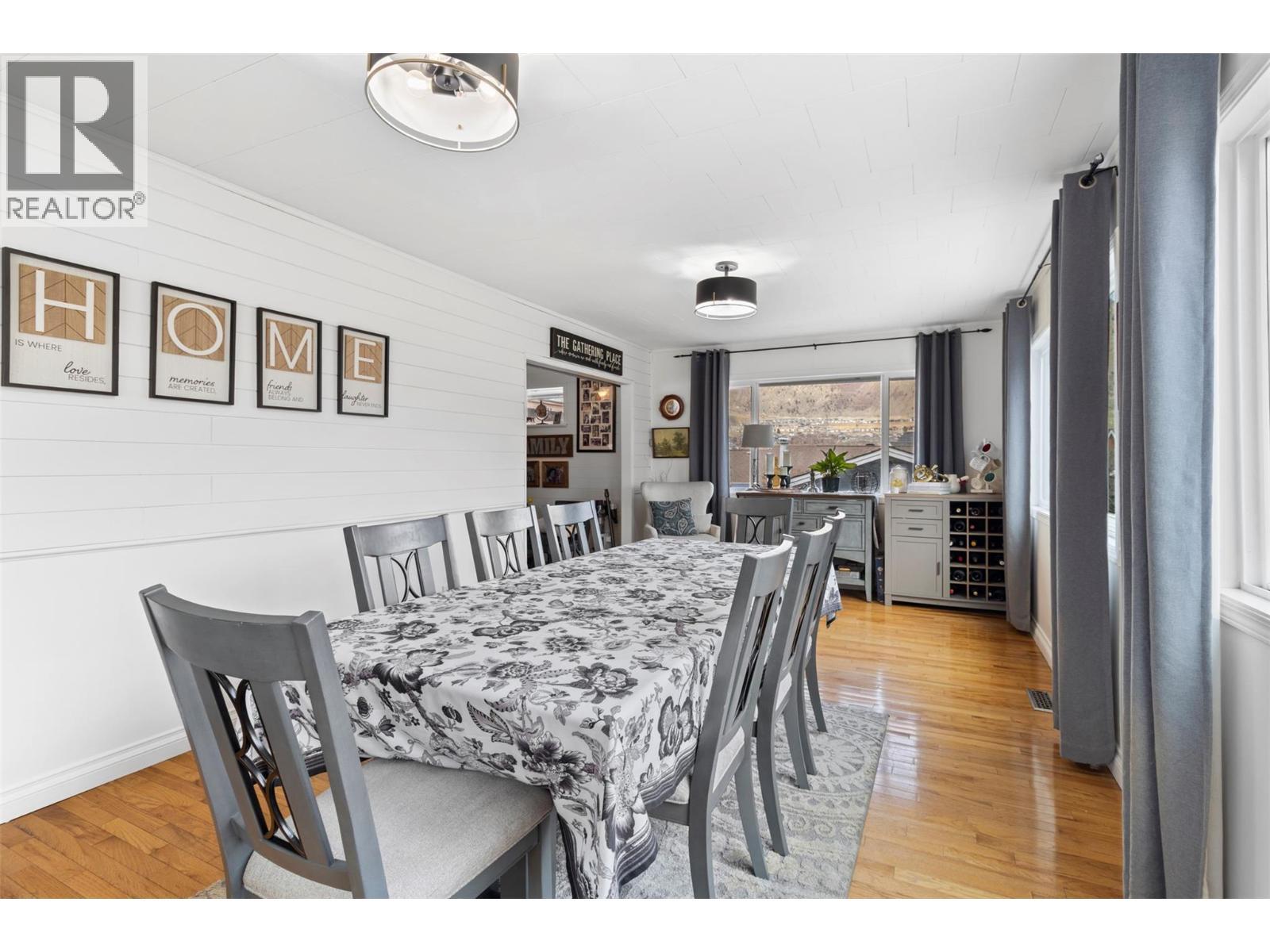 1886 Valleyview Drive, Kamloops, BC - Indoor Photo Showing Dining Room