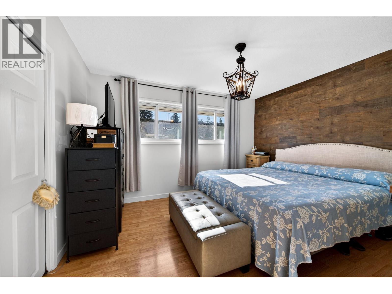 1886 Valleyview Drive, Kamloops, BC - Indoor Photo Showing Bedroom