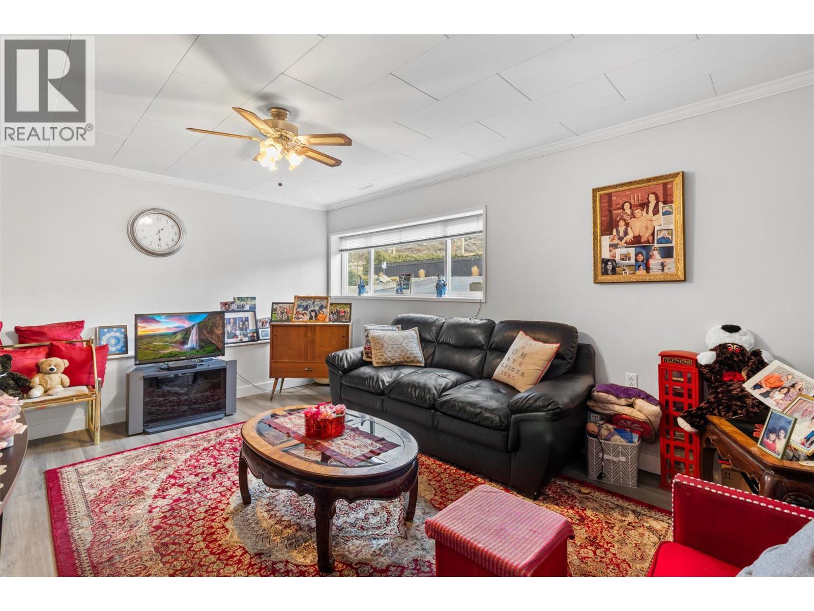 1886 Valleyview Drive, Kamloops, BC - Indoor Photo Showing Living Room