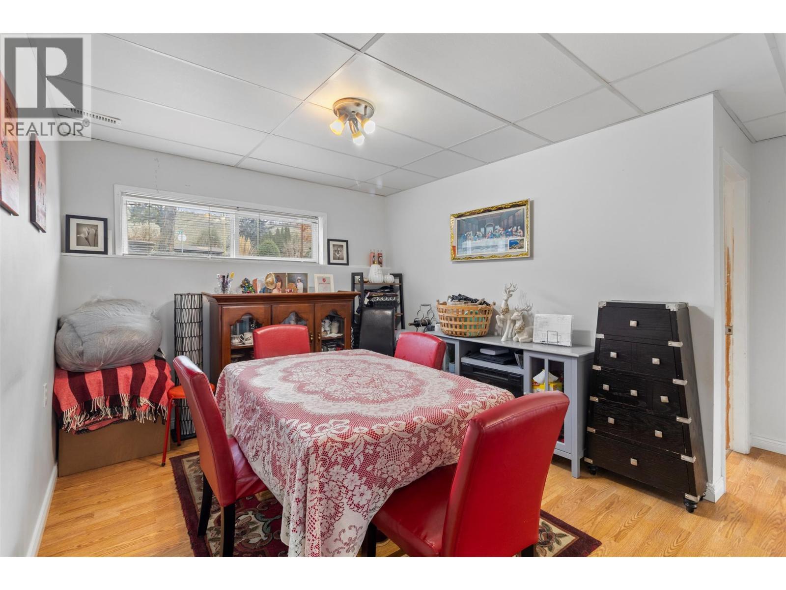 1886 Valleyview Drive, Kamloops, BC - Indoor Photo Showing Dining Room