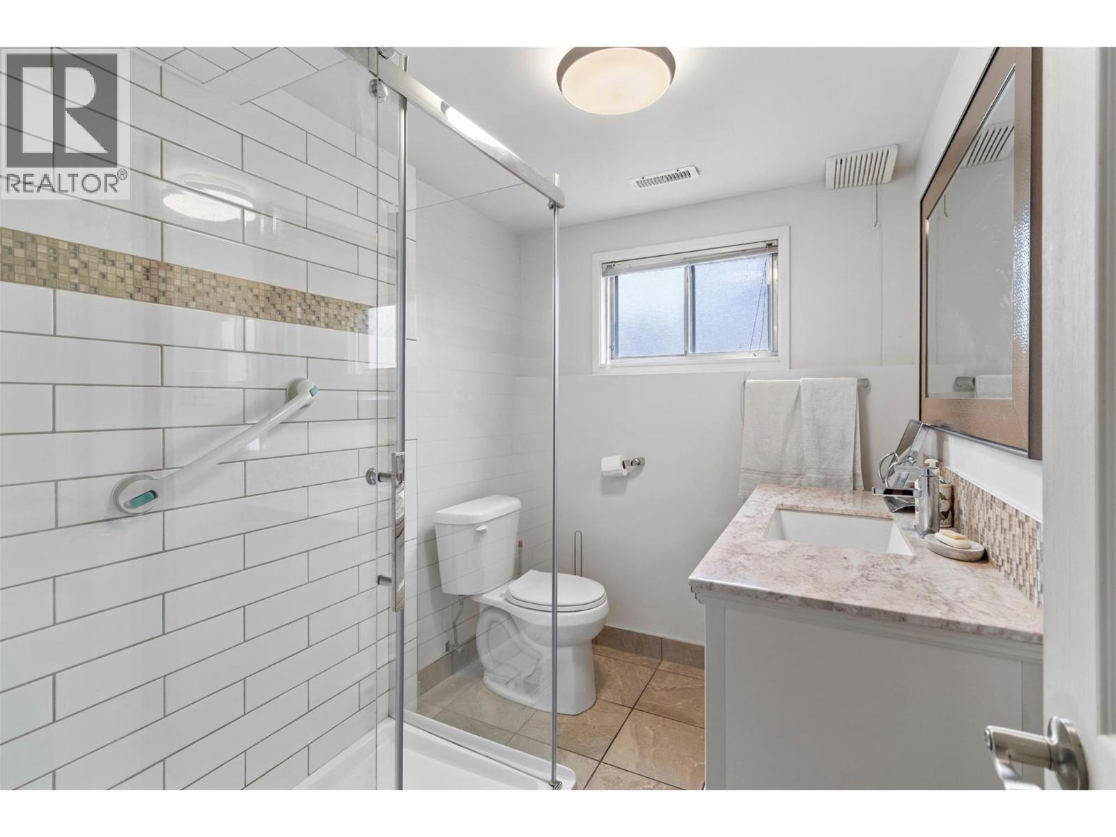 1886 Valleyview Drive, Kamloops, BC - Indoor Photo Showing Bathroom