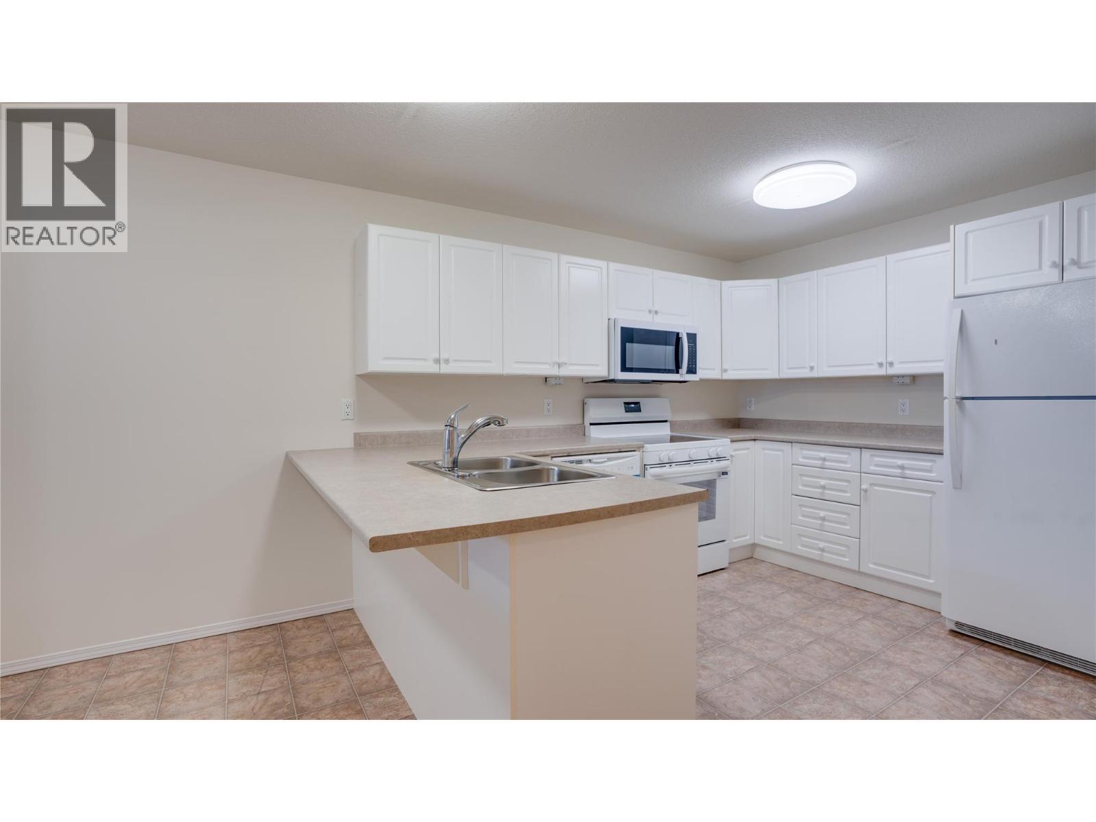 555 Houghton Road Unit# 115, Kelowna, BC - Indoor Photo Showing Kitchen With Double Sink