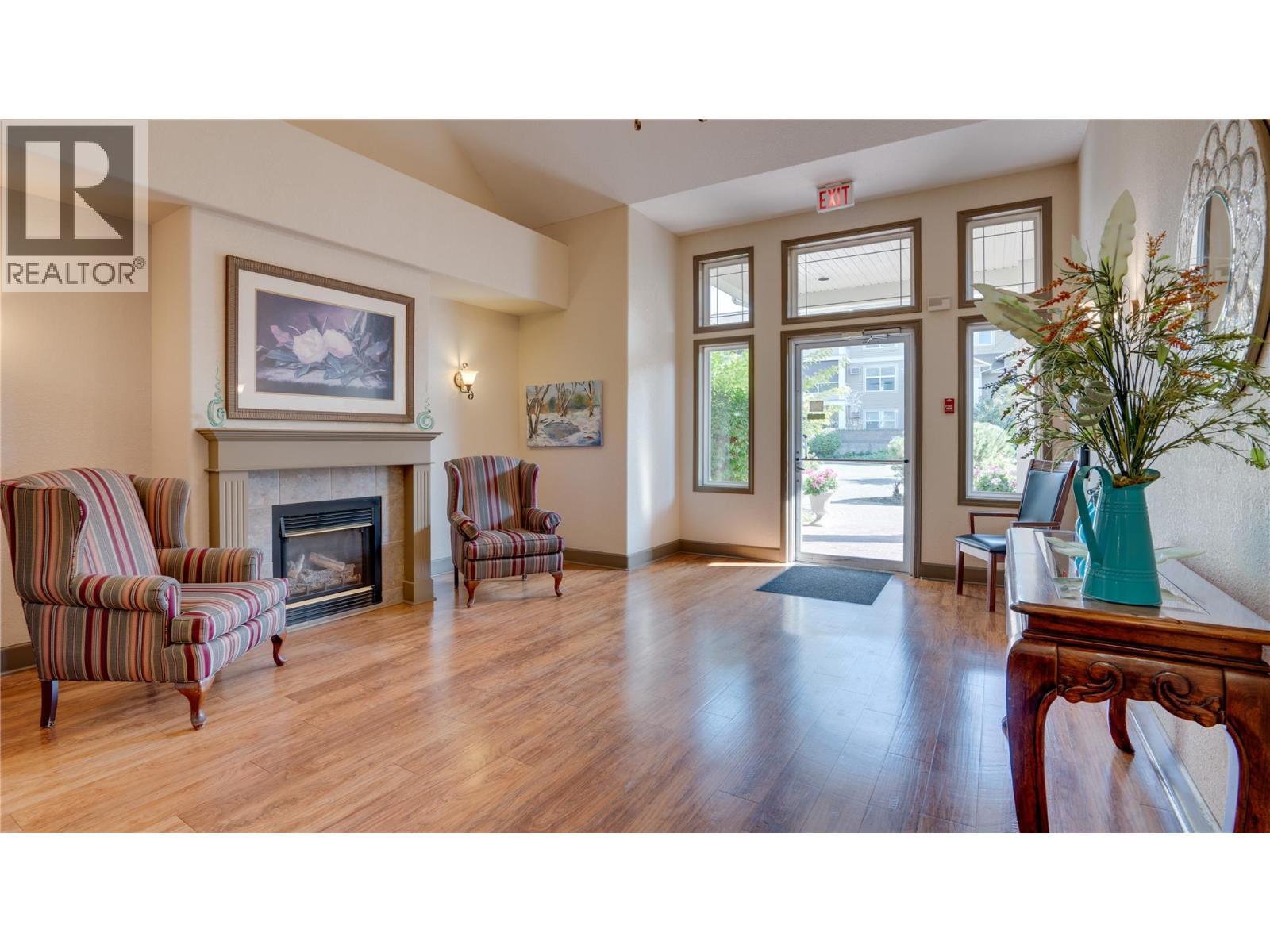 555 Houghton Road Unit# 115, Kelowna, BC - Indoor Photo Showing Living Room With Fireplace