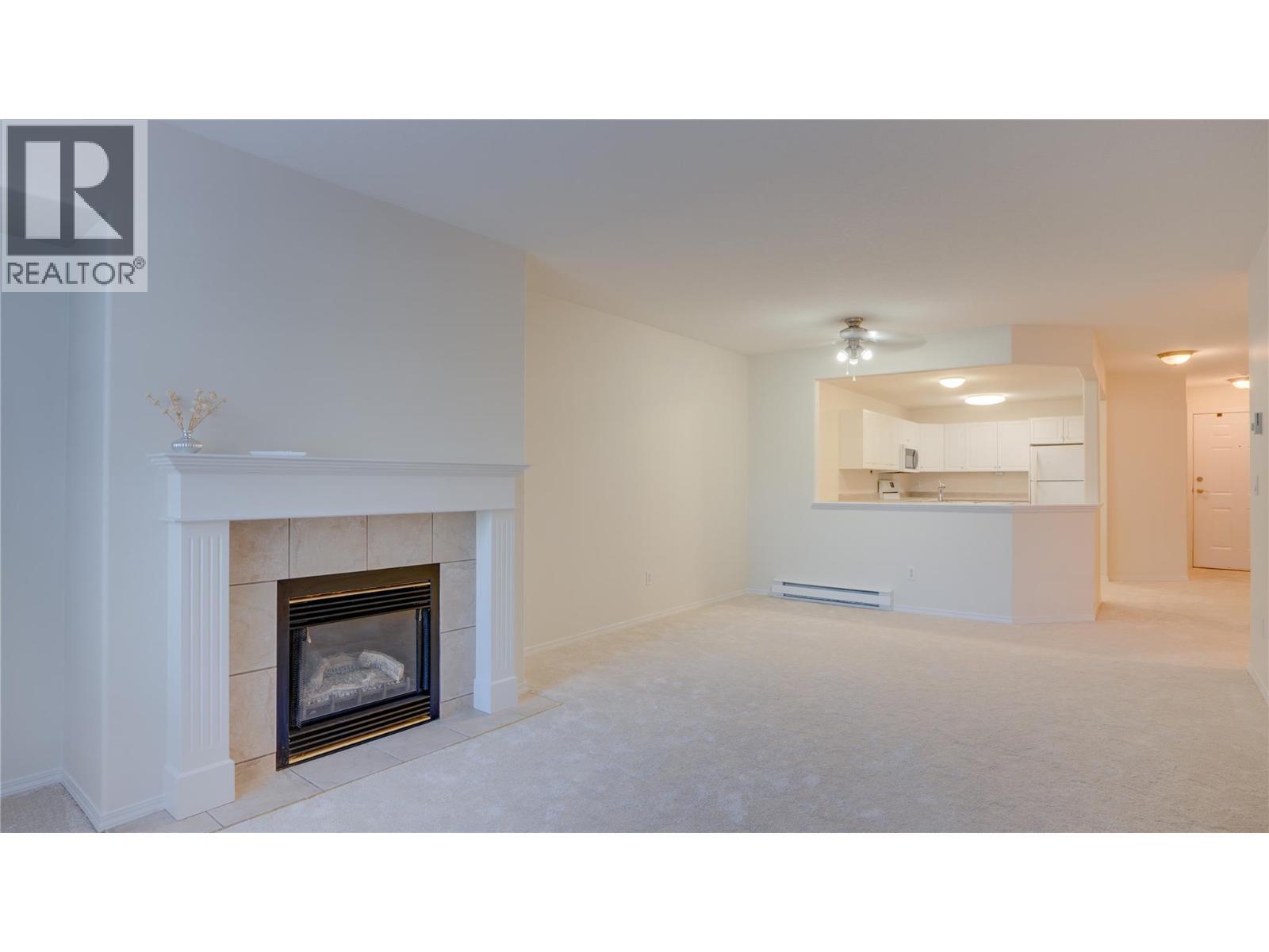 555 Houghton Road Unit# 115, Kelowna, BC - Indoor Photo Showing Living Room With Fireplace