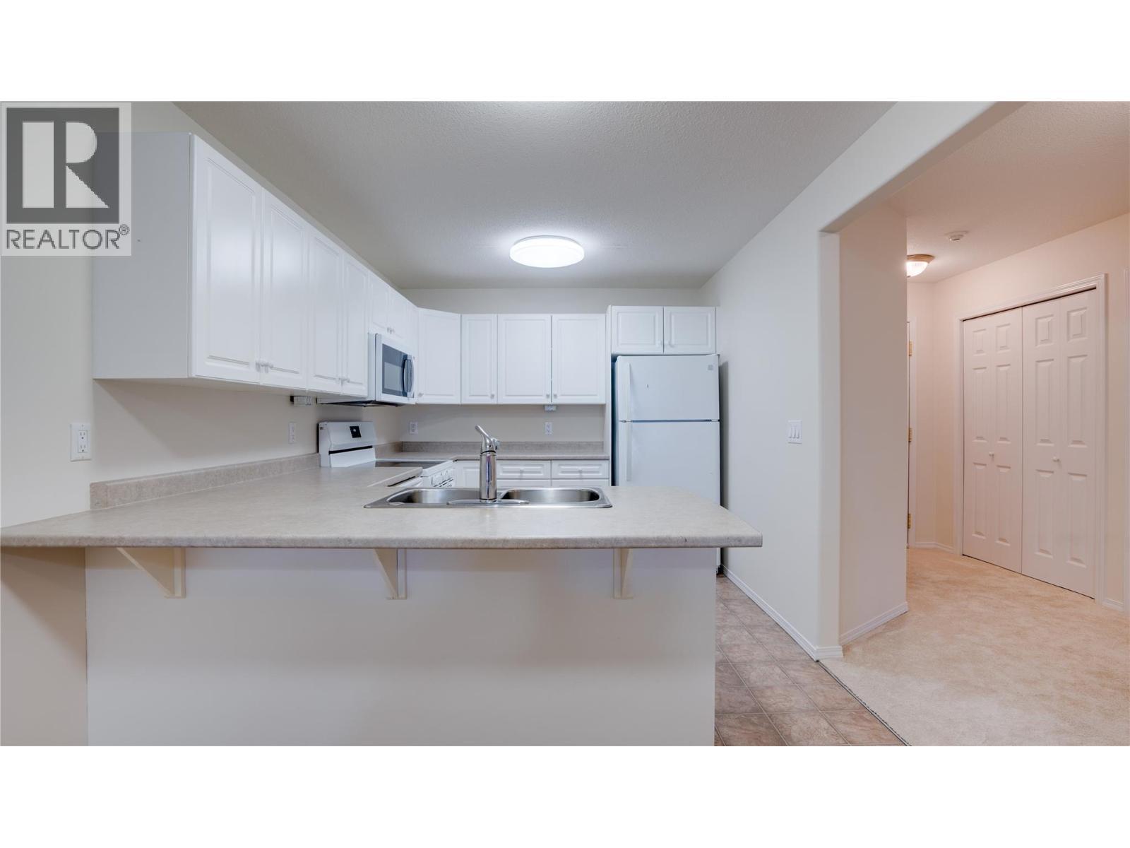 555 Houghton Road Unit# 115, Kelowna, BC - Indoor Photo Showing Kitchen With Double Sink