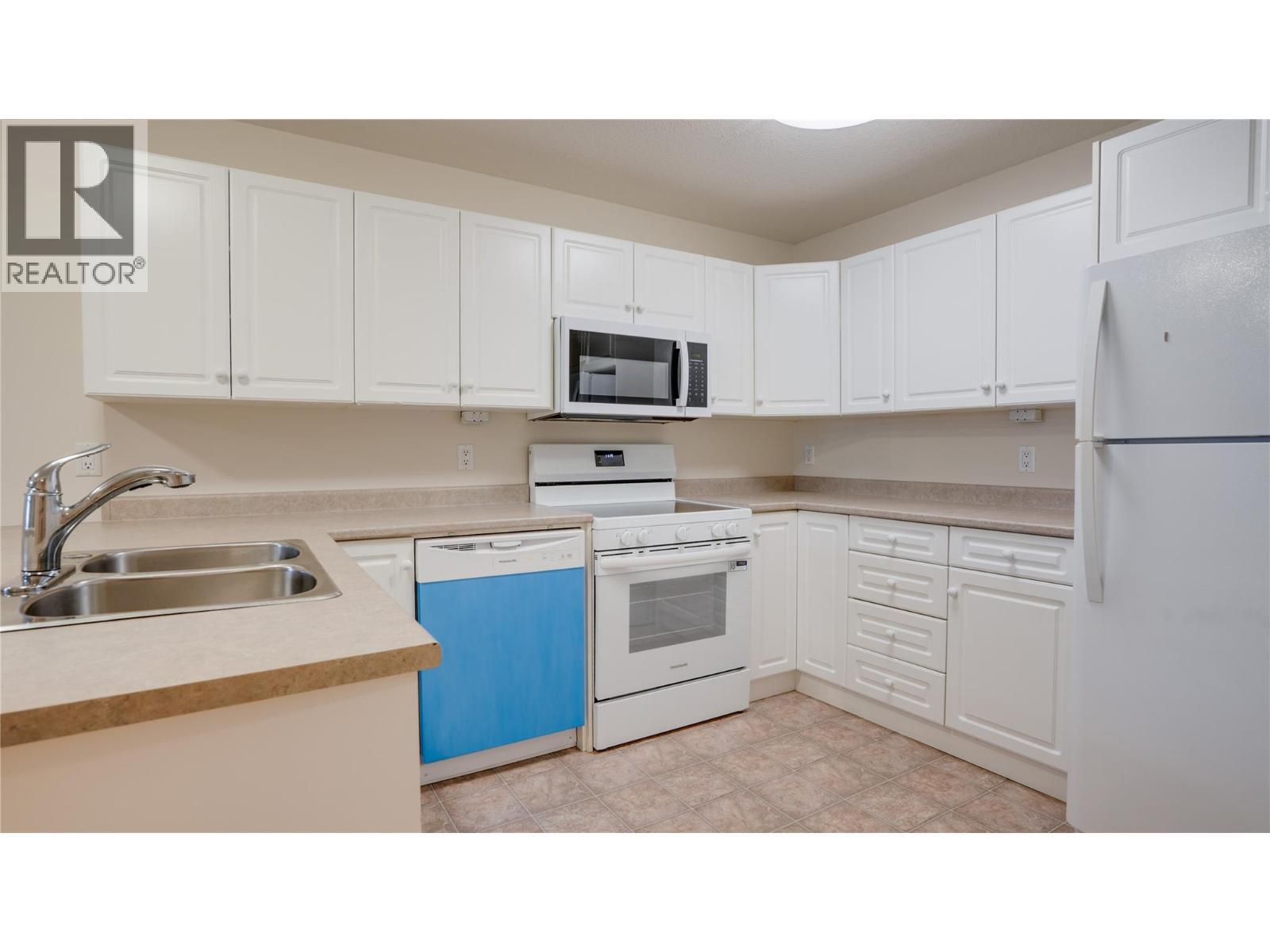 555 Houghton Road Unit# 115, Kelowna, BC - Indoor Photo Showing Kitchen With Double Sink