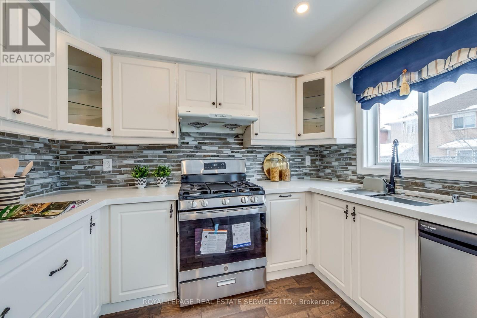 1452 Rimon Street, Mississauga, ON - Indoor Photo Showing Kitchen With Double Sink With Upgraded Kitchen