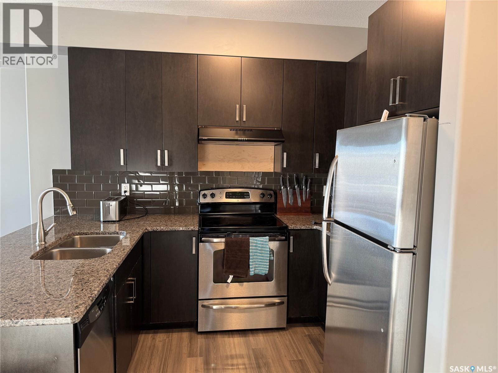 121 158 Pawlychenko Lane, Saskatoon, SK - Indoor Photo Showing Kitchen With Double Sink With Upgraded Kitchen