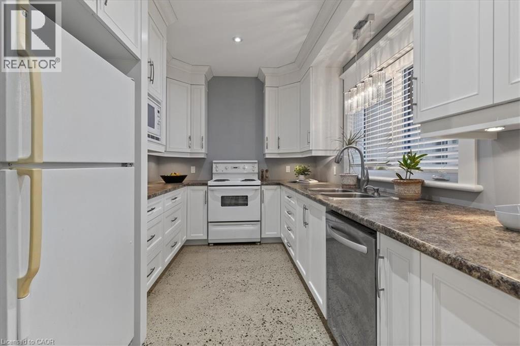 86 Canters Close, Kitchener, ON - Indoor Photo Showing Kitchen With Double Sink