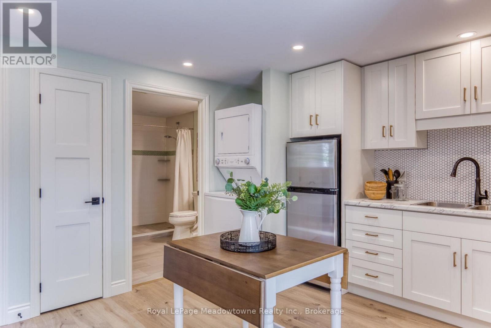 30 Cluthe Crescent, Kitchener, ON - Indoor Photo Showing Kitchen