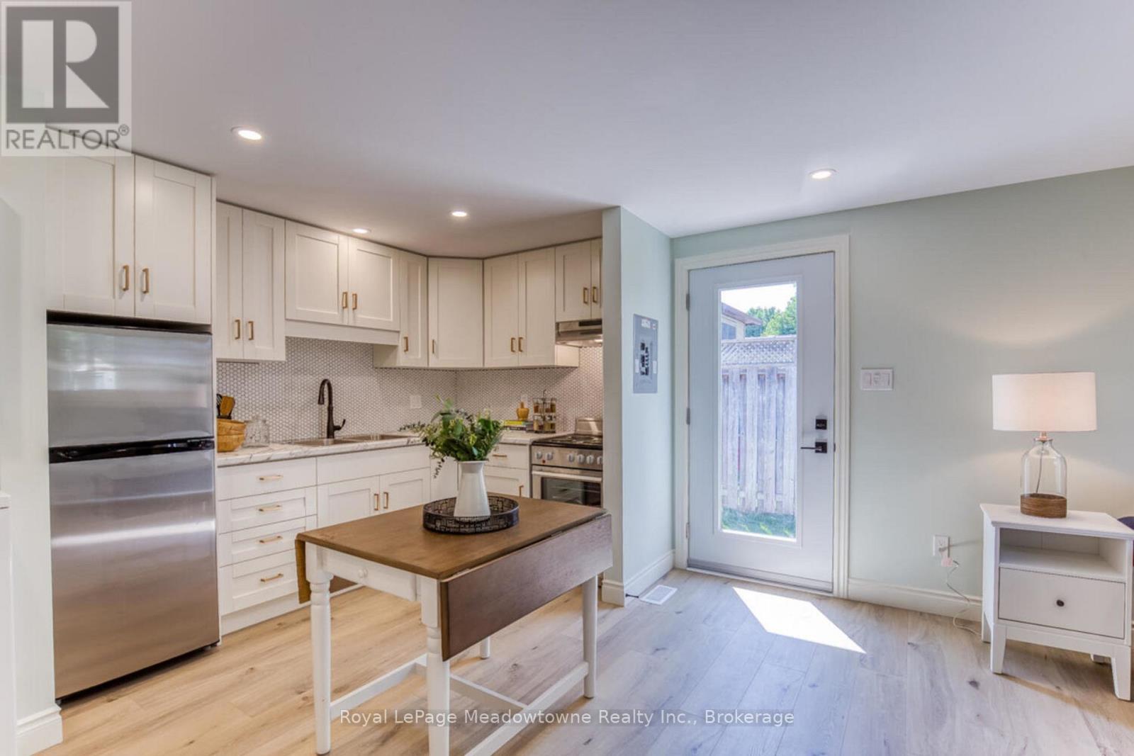 30 Cluthe Crescent, Kitchener, ON - Indoor Photo Showing Kitchen