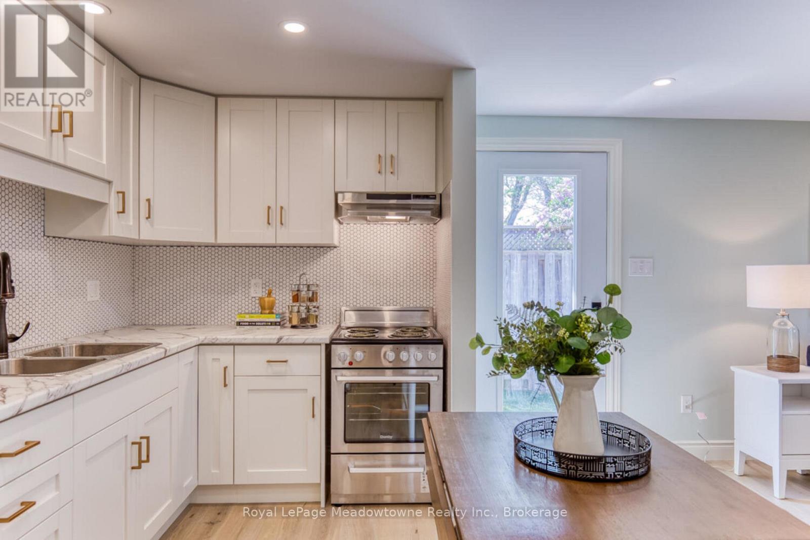 30 Cluthe Crescent, Kitchener, ON - Indoor Photo Showing Kitchen With Double Sink With Upgraded Kitchen