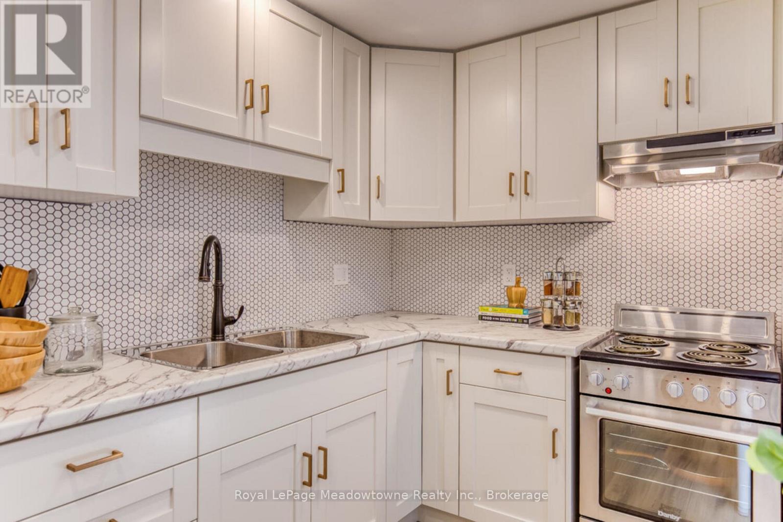 30 Cluthe Crescent, Kitchener, ON - Indoor Photo Showing Kitchen With Double Sink With Upgraded Kitchen