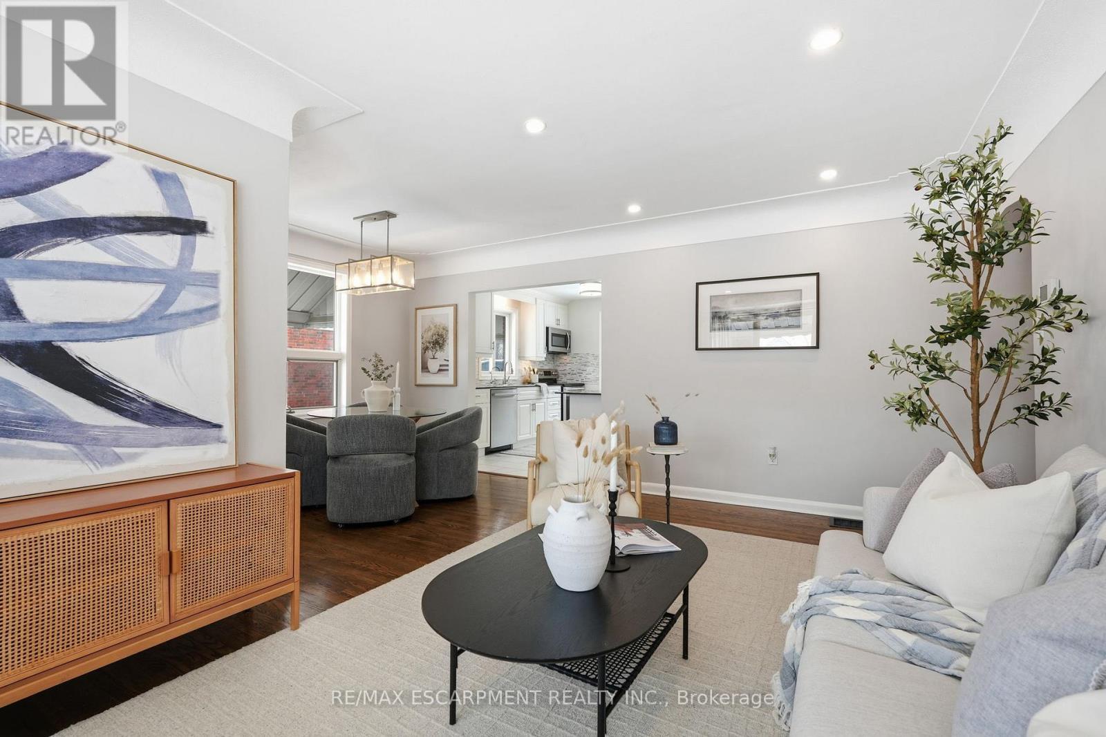 15 Mulock Avenue, Hamilton, ON - Indoor Photo Showing Living Room