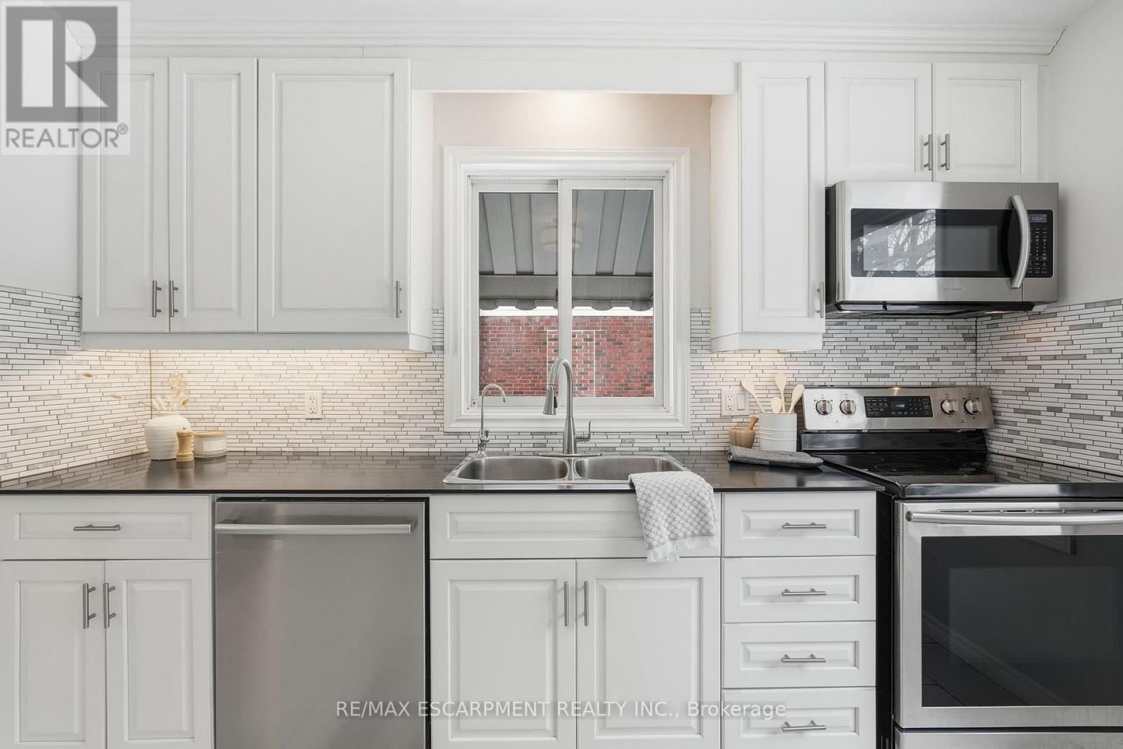 15 Mulock Avenue, Hamilton, ON - Indoor Photo Showing Kitchen With Double Sink With Upgraded Kitchen