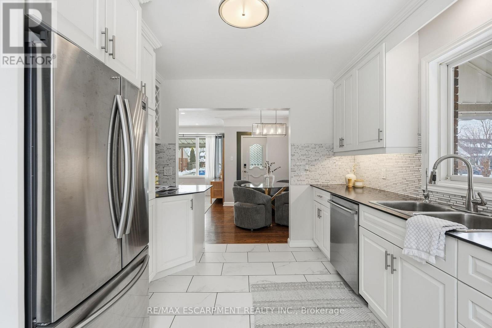 15 Mulock Avenue, Hamilton, ON - Indoor Photo Showing Kitchen With Double Sink With Upgraded Kitchen