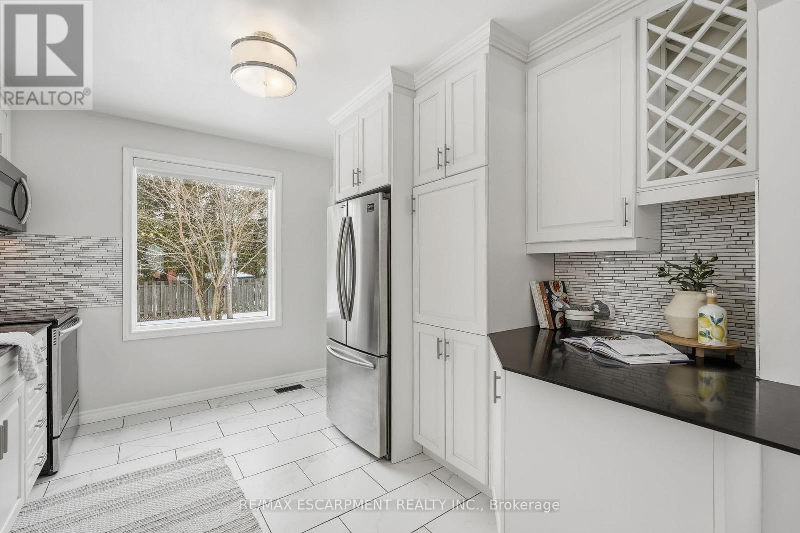 15 Mulock Avenue, Hamilton, ON - Indoor Photo Showing Kitchen