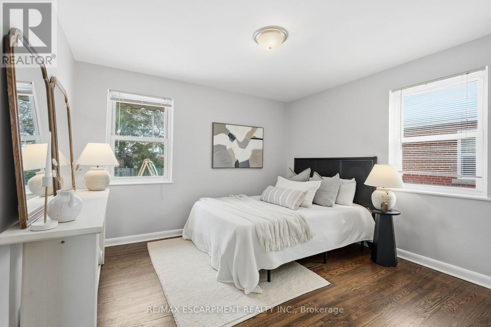 15 Mulock Avenue, Hamilton, ON - Indoor Photo Showing Bedroom