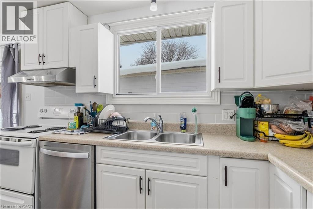400 Midwood Crescent, Waterloo, ON - Indoor Photo Showing Kitchen With Double Sink