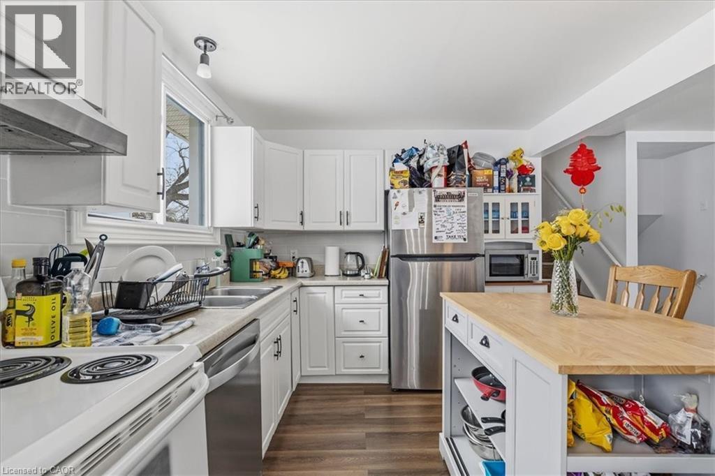 400 Midwood Crescent, Waterloo, ON - Indoor Photo Showing Kitchen With Double Sink