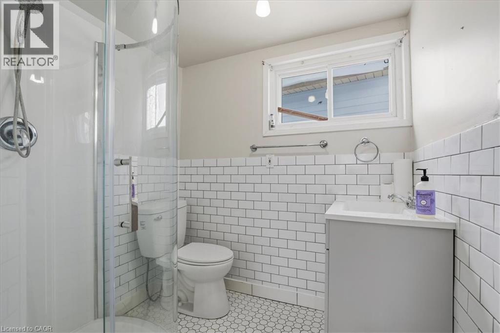 400 Midwood Crescent, Waterloo, ON - Indoor Photo Showing Bathroom