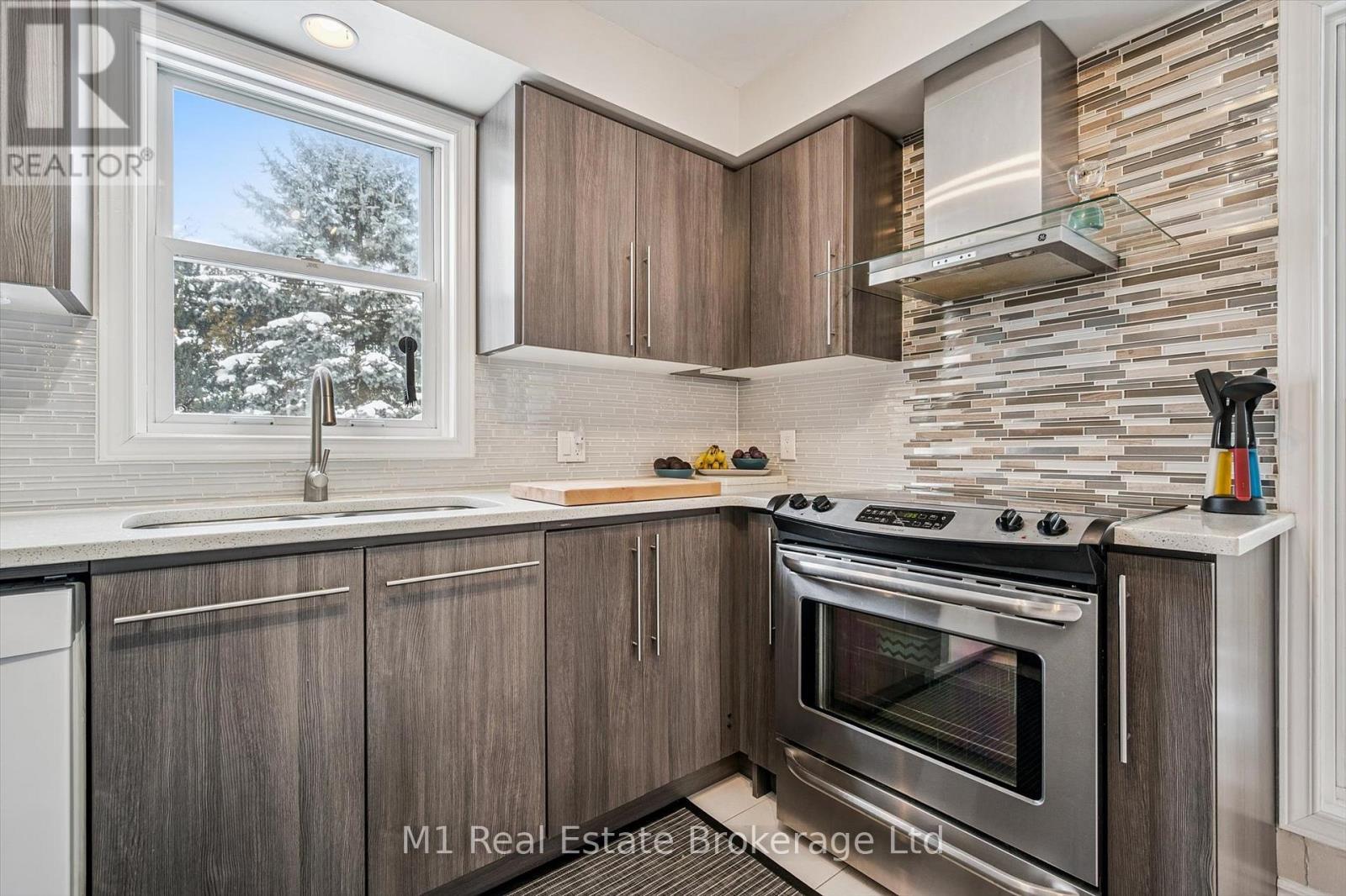 668 Jacob Lane, Waterloo, ON - Indoor Photo Showing Kitchen With Upgraded Kitchen